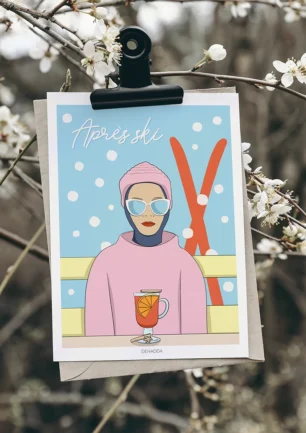 Affiche ski minimaliste Après-ski bleu et rose sous la neige – illustration Playful Denadda suspendue à une branche fleurie en extérieur en hiver, ambiance naturelle et poétique.