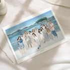 Affiche personnalisée famille nombreuse, dessin de 17 personnes au bord de la mer avec des montagnes en arrière-plan. Un dessin sur mesure créé par Denadda à partir d’une photo, idée cadeau personnalisé pour Noël, anniversaire ou fête des parents et grands-parents.