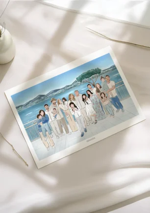 Affiche personnalisée famille nombreuse, dessin de 17 personnes au bord de la mer avec des montagnes en arrière-plan. Un dessin sur mesure créé par Denadda à partir d’une photo, idée cadeau personnalisé pour Noël, anniversaire ou fête des parents et grands-parents.