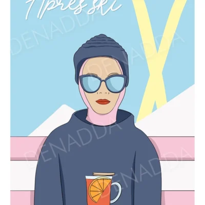 Affiche ski minimaliste Après-ski bleu et jaune – illustration Playful Denadda inspirée par Audrey Hepburn, déco montagne moderne avec skieuse en lunettes et boisson chaude.