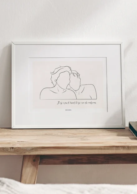 Cadre personnalisé couple dessin minimaliste avec citation sur un fond uni posé sur une table en bois. Dessin style line art réalisé d'un seul trait par Denadda. Idéal pour une décoration intérieur minimaliste. Cadeau de couple original et unique.