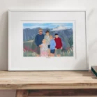 Cadre personnalisé famille de 5 personnes en extérieur avec un décor de montagne et fleurs colorées. Une illustration sur mesure réalisée par Denadda à partir d’une photo, idéale pour une décoration de chambre ou de salon ou pour offrir un cadeau personnalisé à un anniversaire, Noël ou à la fête des parents.