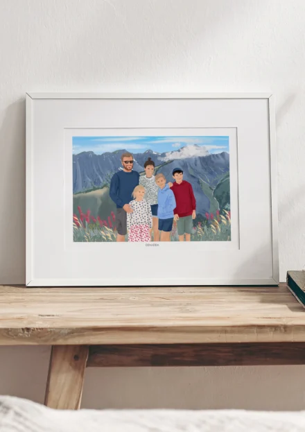 Cadre personnalisé famille de 5 personnes en extérieur avec un décor de montagne et fleurs colorées. Une illustration sur mesure réalisée par Denadda à partir d’une photo, idéale pour une décoration de chambre ou de salon ou pour offrir un cadeau personnalisé à un anniversaire, Noël ou à la fête des parents.