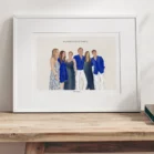 Cadre personnalisé famille de 6 personnes sur fond uni. Un dessin sur mesure réalisé par Denadda à partir d’une photo, idéal pour une décoration de maison ou comme cadeau personnalisé pour Noël, un anniversaire ou la fête des parents.