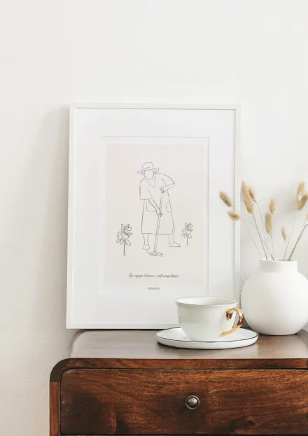 Cadre personnalisé famille d'un dessin minimaliste en noir et blanc d'une grand mère dans son jardin. Création de Denadda illustrée à partir d'une photo pour une décoration intérieure.