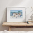 Cadre personnalisé famille nombreuse de 17 personnes au bord de la mer avec la montagne en arrière-plan. Un dessin sur mesure réalisé par Denadda à partir d’une photo, idéal pour une décoration de salon ou un cadeau de fête des grands-parents.