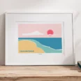 Cadre personnalisé paysage minimaliste d'une plage. Création dessinée par Denadda.