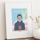 Cadre ski minimaliste Après-ski bleu et jaune – Collection Playful Denadda en mise en situation déco intérieure, posée sur un meuble en bois avec vase blanc.