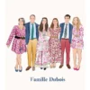 Dessin personnalisé famille de 6 personnes sur fond uni. Affiche sur mesure réalisée à partir d’une photo par Denadda.