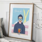 Tableau ski minimaliste Après-ski bleu et jaune – Collection Playful Denadda, posée contre un mur blanc dans une ambiance déco cosy avec lit et fleurs séchées.