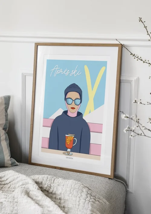 Tableau après-ski minimaliste "Bleu et jaune" Tableau après-ski minimaliste bleu et jaune – Collection Playful Denadda, posée contre un mur blanc dans une ambiance déco cosy avec lit et fleurs séchées.