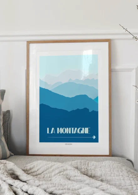 Tableau personnalisé paysage minimaliste de la montagne. Illustration dessinée par Denadda à l’aide d’une palette de couleurs bleue.
