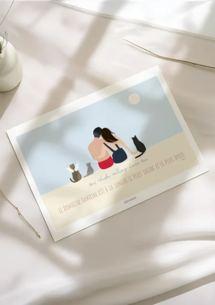 Affiche personnalisée couple et animaux de dos. Illustration minimaliste de 2 personnes et 3 chats avec prénoms et citation, dessinée par Denadda à partir de plusieurs photos pour un cadeau d'anniversaire.