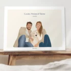 Affiche personnalisée couple et animaux, un homme et une femme assis cote à cote avec leur chien sur fond uni avec prénoms et date. Une illustration dessinée par Denadda à partir de photos pour un cadeau de Saint-Valentin.