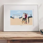 Cadre personnalisé à partir de plusieurs photos. Van life, 3 personnes et 1 chien à la plage devant leur van. Une illustration de Denadda.