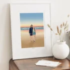Cadre personnalisé couple dessin 2 personnes sur la plage au coucher du soleil. Dessiné par Denadda à partir de plusieurs photos pour un cadeau de rencontre comme décoration de chambre.