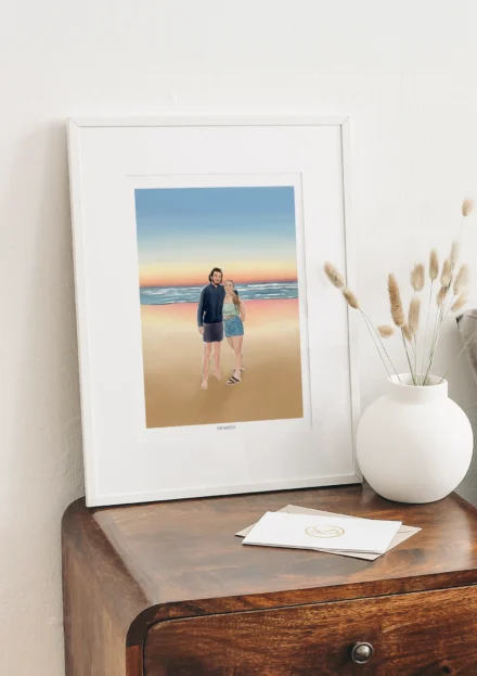 Cadre personnalisé couple dessin 2 personnes sur la plage au coucher du soleil. Dessiné par Denadda à partir de plusieurs photos pour un cadeau de rencontre comme décoration de chambre.