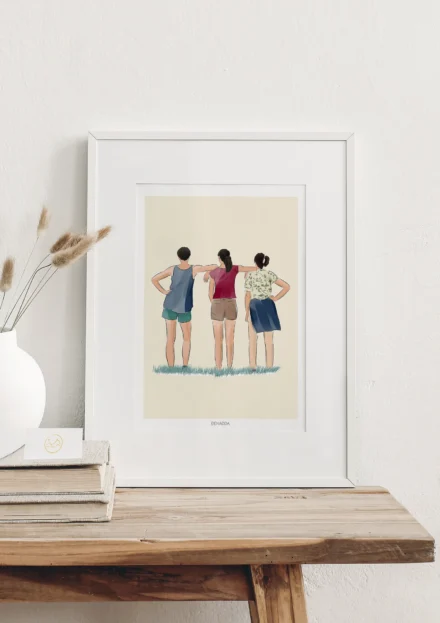 Cadre personnalisé famille 3 personnes de dos sur fond uni. Un dessin personnalisé par Denadda à partir d'une photo pour un cadeau d'anniversaire. Idéal pour une décoration de chambre.