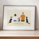 Cadre personnalisé famille et animaux de dos, 3 personnes, 1 chat et 2 chiens avec citation. Illustration minimaliste personnalisée par Denadda à partir de plusieurs photos pour un cadeau d'anniversaire comme décoration de maison.