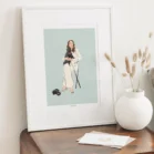 Cadre personnalisé famille et animaux, dessin d'une personne avec un chat noir sur fond uni. Dessiné par Denadda à partir de plusieurs photos pour un cadeau de fin d'année comme décoration d'intérieur.