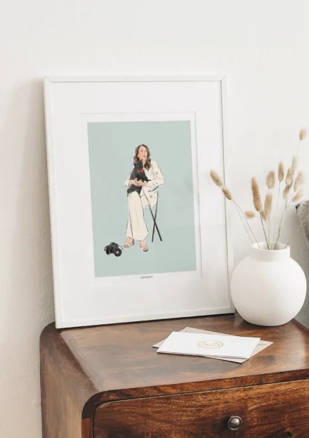 Cadre personnalisé famille et animaux, dessin d'une personne avec un chat noir sur fond uni. Dessiné par Denadda à partir de plusieurs photos pour un cadeau de fin d'année comme décoration d'intérieur.