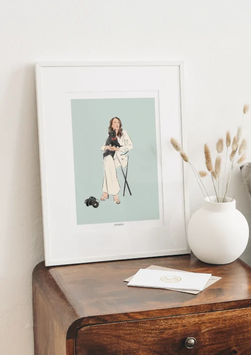 Cadre personnalisé famille et animaux - Dessin Cadre personnalisé famille et animaux, dessin d'une personne avec un chat noir sur fond uni. Dessiné par Denadda à partir de plusieurs photos pour un cadeau de fin d'année comme décoration d'intérieur.