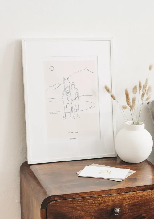 Cadre personnalisé famille et animaux - Dessin minimaliste Cadre personnalisé famille et animaux d'un dessin minimaliste en noir et blanc d'une personne avec son cheval à la montagne dans les Alpes. Création de Denadda illustrée à partir d'une photo pour une décoration de chambre.