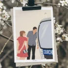 Poster personnalisé couple sans visage, un homme et une femme à coté d'une cabine de ski à Courchevel sur un fond uni. Illustration minimaliste personnalisée par Denadda à partir d'une photo.