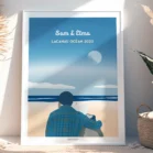 Tableau personnalisé couple de dos 2 personnes assis avec prénoms et date avec la plage de Lacanau Océan en arrière-plan - Portrait de couple de dos personnalisé par Denadda dans le style illustration minimaliste à partir d'une photo.