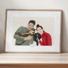 Tableau personnalisé couple et animaux dessin 2 personnes avec 1 chat et 1 chien sur fond uni. Un portrait de couple personnalisé par Denadda à partir d’une photo.