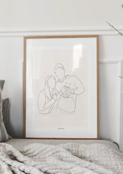 Tableau personnalisé couple et animaux - Dessin minimaliste Tableau personnalisé couple et animaux d'un dessin minimaliste de 2 personnes avec 1 chat sur fond uni. Un portrait de couple avec animaux dessiné en un seul trait par Denadda à partir d'une photo dans le style line art.