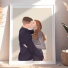 Tableau personnalisé couple illustration de 2 personnes qui s'embrasses sur fond uni. Un portrait de couple personnalisé par Denadda à partir d'une photo.