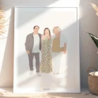 Tableau personnalisé famille sans visage, 3 personnes sur un fond uni. Illustration minimaliste personnalisée par Denadda à partir d'une photo.