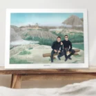 Affiche personnalisée amis, 2 amis assis sur un banc à la montagne habillés en tenu d'escalade. Une illustration dessinée par Denadda à partir d'une photo.