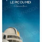 Affiche du Pic du Midi de Bigorre dans les Hautes-Pyrénées, montrant l’observatoire et son dôme illuminé sous un ciel étoilé, dans un style poétique signé Denadda.