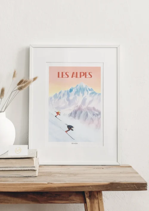 Cadre Alpes "Ski au coucher du soleil" Cadre Alpes avec deux skieurs au coucher du soleil, illustration artistique de Denadda dans une décoration intérieur d'un chalet de montagne.