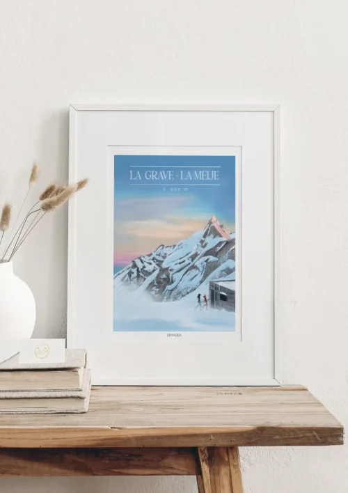 Cadre La Grave – La Meije 3984 m Cadre La Grave La Meije, posée sur une étagère en bois, montrant le sommet enneigé au lever du soleil. Une création de Denadda