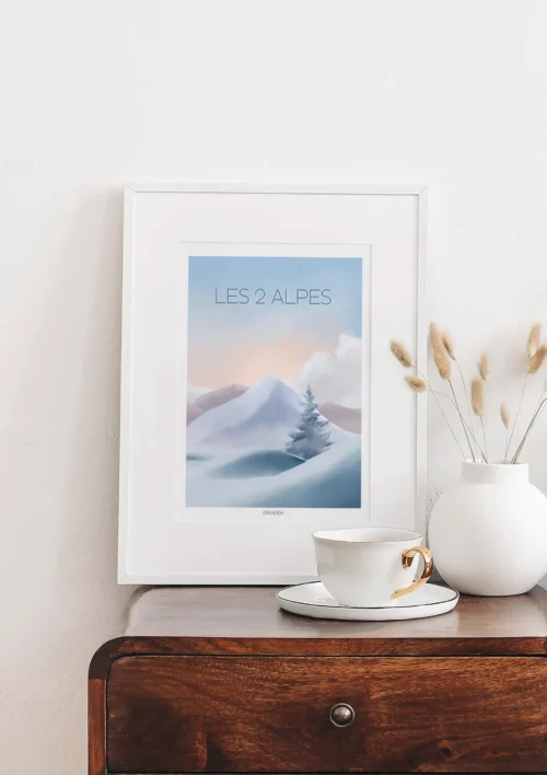 Cadre les 2 Alpes "Paysage enneigé" Cadre Les 2 Alpes avec paysage enneigé pastel et sapin au premier plan, création artistique de Denadda