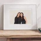Cadre personnalisé meilleure amie, portrait de 2 amies sur un fond beige uni. Une création de Denadda personnalisée à partir d'une photo, pour un cadeau d’amitié et une décoration d’intérieur unique.