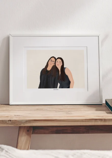 Cadre personnalisé meilleure amie, portrait de 2 amies sur un fond beige uni. Une création de Denadda personnalisée à partir d'une photo, pour un cadeau d’amitié et une décoration d’intérieur unique.