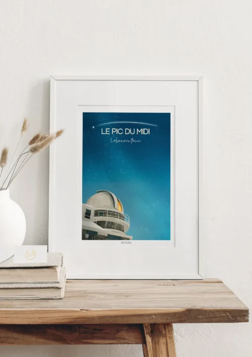 Cadre Pic du Midi de Bigorre "L'observatoire" Cadre Pic du Midi de Bigorre avec l’observatoire, présenté dans une décoration naturelle et minimaliste illustré par Denadda.