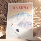 Poster Alpes montrant deux skieurs dévalant une pente sous un ciel pastel au coucher du soleil, création Denadda.