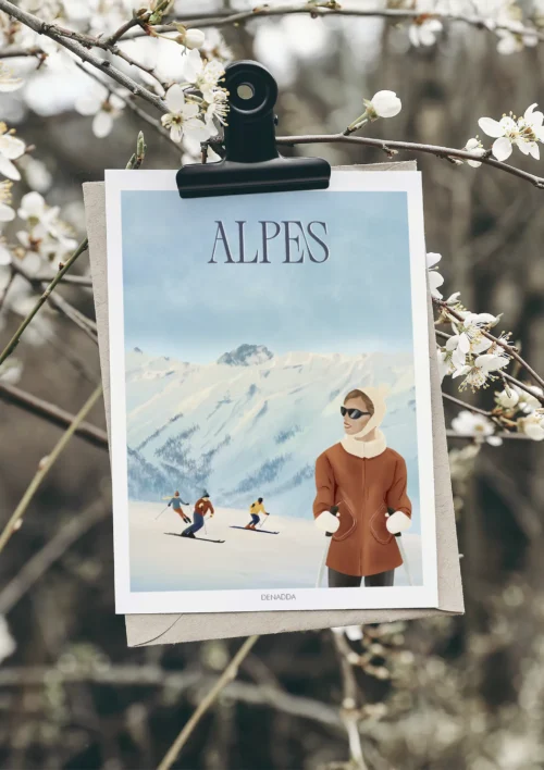 Poster Alpes "Ski vintage" Poster Alpes ski vintage tenu par une pince parmi des branches fleuries, illustration Denadda des skieurs devant les montagnes enneigées.