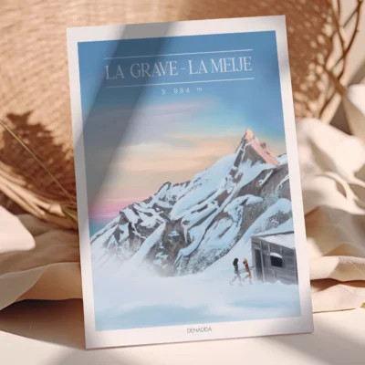 Poster La Grave – La Meije 3984 m Poster La Grave La Meije éclairée par une lumière chaude, montrant le sommet enneigé et deux silhouettes près d’un refuge. Une création de Denadda