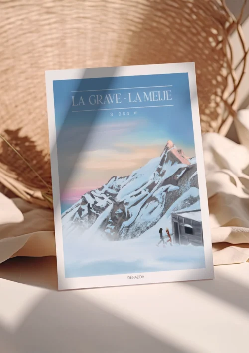 Poster La Grave – La Meije 3984 m Poster La Grave La Meije éclairée par une lumière chaude, montrant le sommet enneigé et deux silhouettes près d’un refuge. Une création de Denadda