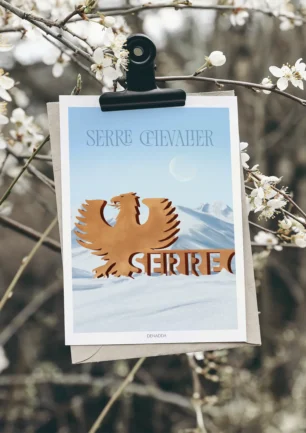 Poster Serre Chevalier avec l’aigle emblématique des Hautes-Alpes, devant les sommets enneigés et le ciel clair de la vallée de Briançon illustrée par Denadda.