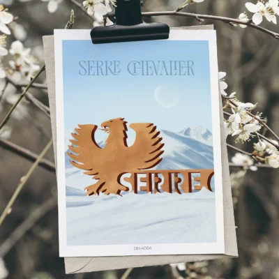 Poster Serre Chevalier – L’aigle emblématique des Hautes-Alpes Poster Serre Chevalier avec l’aigle emblématique des Hautes-Alpes, devant les sommets enneigés et le ciel clair de la vallée de Briançon illustrée par Denadda.