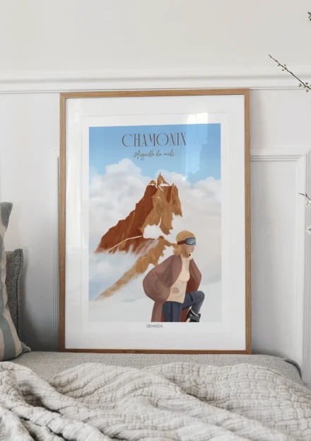 Tableau Chamonix l'Aiguille du Midi posée sur un lit, montrant le sommet émergent au-dessus des nuages avec une skieuse. Une création de Denadda.