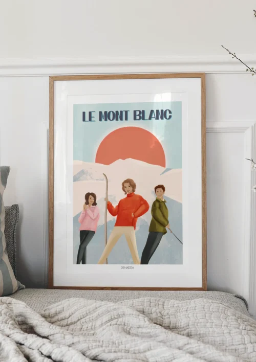 Tableau Mont Blanc vintage Tableau Mont Blanc vintage de Denadda, adossé contre un mur, illustrant des skieurs rétro devant le massif et un ciel pastel.
