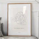 Tableau personnalisé meilleures amies, dessin minimaliste de 2 mamans avec leurs bébés, avec citation sur l'amitié sur fond uni. Un portrait d'amis dessiné en un seul trait par Denadda à partir d'une photo dans le style line art.